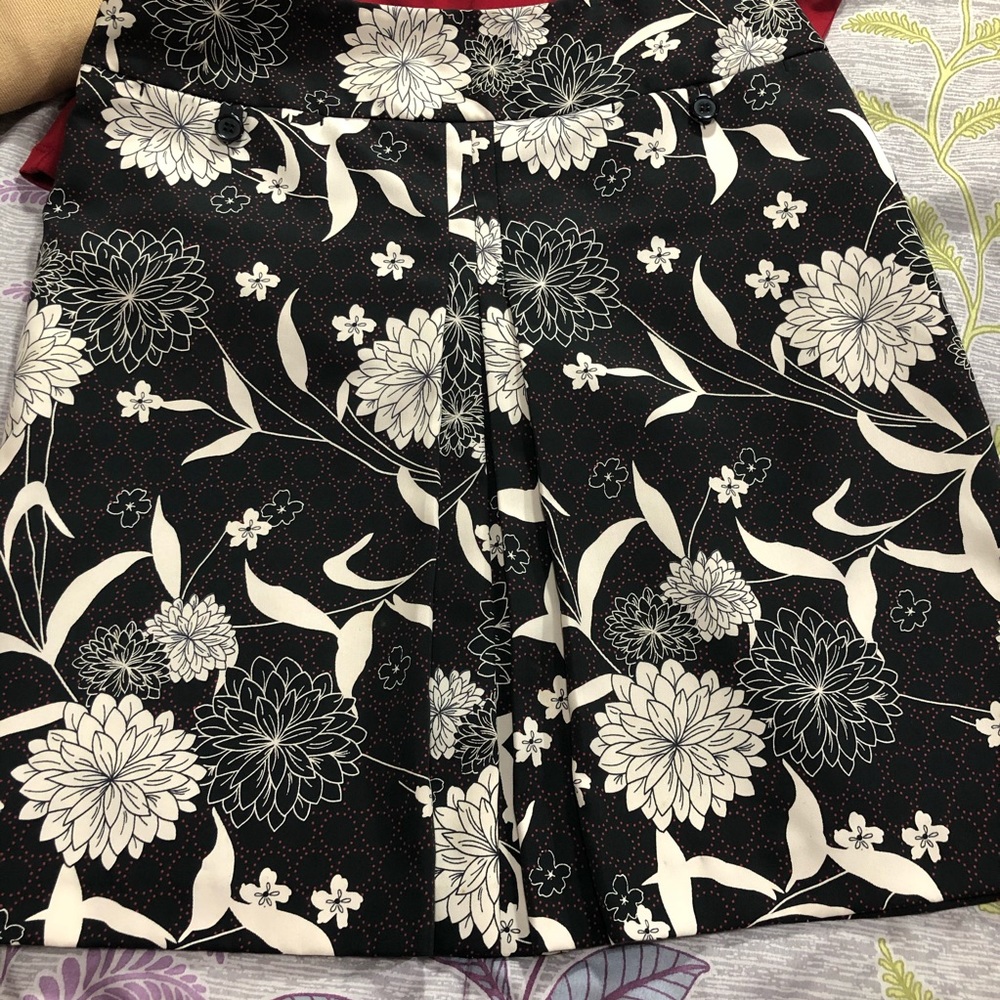 Ann Taylor LOFT Floral Pleated Skirt with Pockets! 6P Petite - Picture 5 of 8